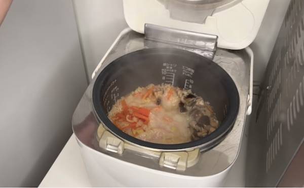 83万回再生！子どもが8人もいる大家族の「モリモリ夕食」がスゴすぎると話題に！炊飯器でまさかの料理も！