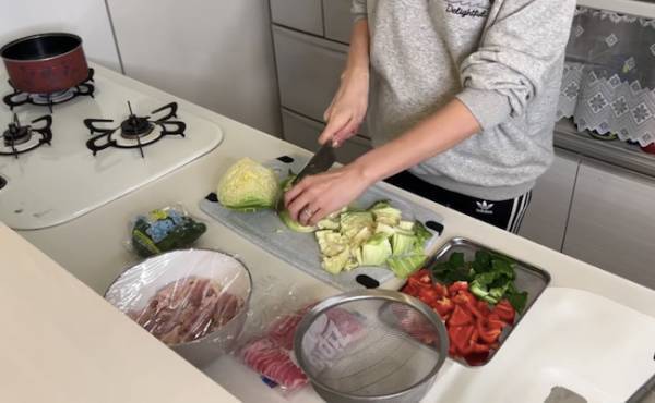 83万回再生！子どもが8人もいる大家族の「モリモリ夕食」がスゴすぎると話題に！炊飯器でまさかの料理も！