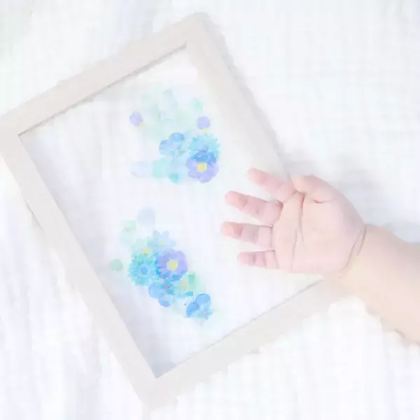 【100均】SNSで話題！可愛いだけでなく簡単に作れる「お花手形アート」とは！？