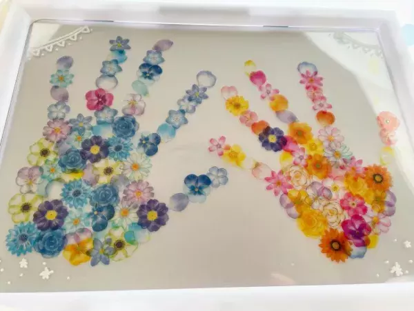 【100均】SNSで話題！可愛いだけでなく簡単に作れる「お花手形アート」とは！？