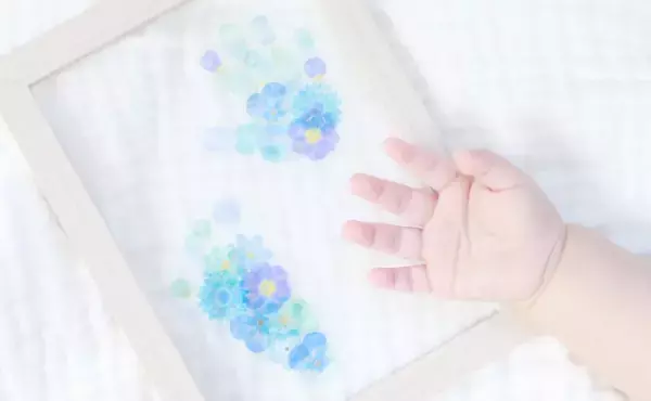 【100均】SNSで話題！可愛いだけでなく簡単に作れる「お花手形アート」とは！？