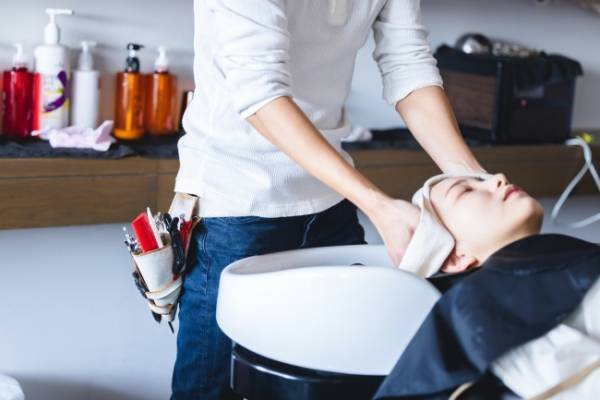 相談なく勝手に転職！？出産予定日に海外出張…「多忙過ぎる夫」に翻弄されるママたちの孤独な子育て