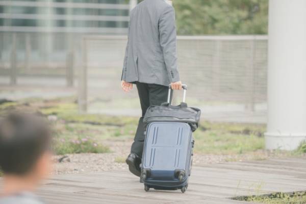 相談なく勝手に転職！？出産予定日に海外出張…「多忙過ぎる夫」に翻弄されるママたちの孤独な子育て