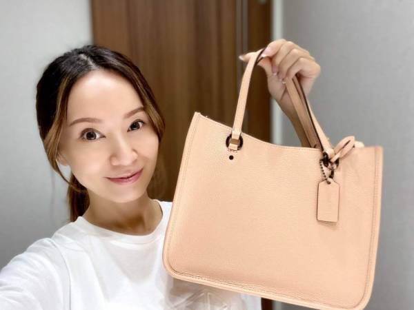 「100均リップをリピしています」第3子妊娠中・鈴木亜美がおすすめ！おでかけバッグとその中身は？