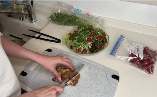 107万回再生！子どもが9人もいるママの大家族ご飯がすごい！鶏肉2キロで作った驚きの品数は？