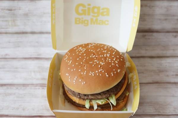 【マクドナルド】デカすぎて笑えるｗと話題の「ギガビッグマック」に挑戦！ハンバーガーと徹底比較