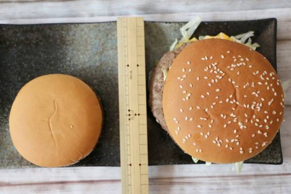【マクドナルド】デカすぎて笑えるｗと話題の「ギガビッグマック」に挑戦！ハンバーガーと徹底比較