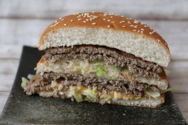 【マクドナルド】デカすぎて笑えるｗと話題の「ギガビッグマック」に挑戦！ハンバーガーと徹底比較