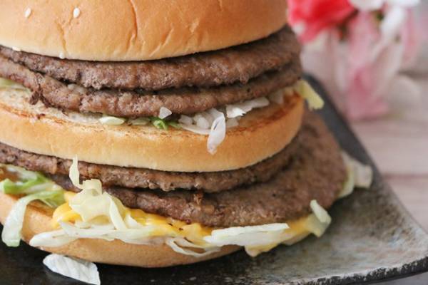 【マクドナルド】デカすぎて笑えるｗと話題の「ギガビッグマック」に挑戦！ハンバーガーと徹底比較