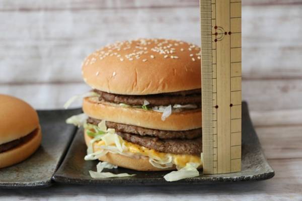 【マクドナルド】デカすぎて笑えるｗと話題の「ギガビッグマック」に挑戦！ハンバーガーと徹底比較