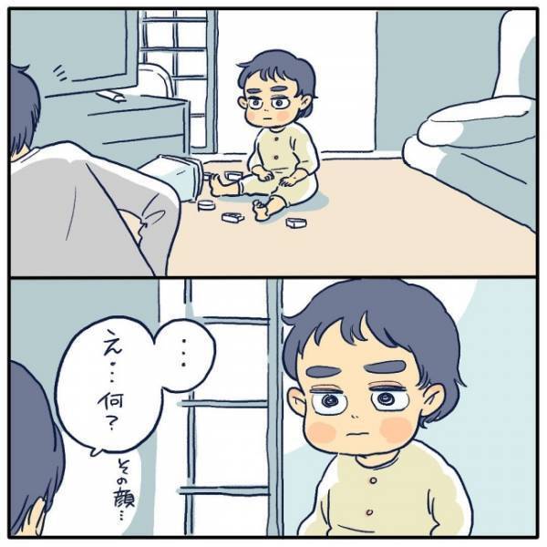 怪訝な表情でお母さんをじっと見ては、目をそらす赤ちゃん……。なぜならお母さんは…。