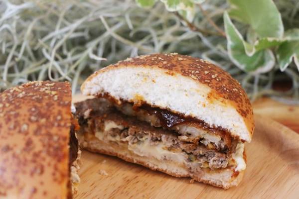 【マクドナルド】旨辛ソースが爆ウマと話題！新作バーガーと満足度アップするオーダー法2つ♡