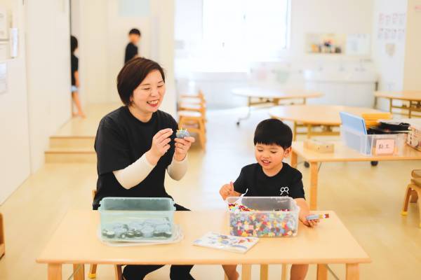 海外基準の少人数保育！日本初導入テファリキで個性や人間力を育む「peekaboo幼稚舎」に密着
