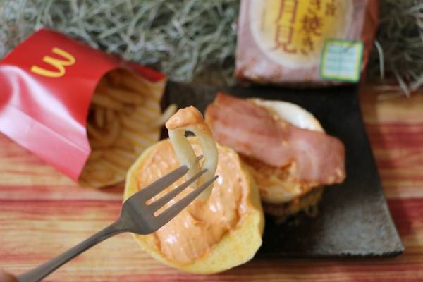 【マクドナルド】今年の月見新作「すき焼き」が超ウマと話題！新作でできる裏技3つと実食レビュー！