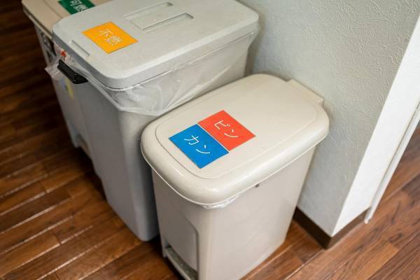 掃除にまつわる「名もなき家事」のリアル。夫よ、ゴミ出し日を把握して！夫とうまく分担するには…？