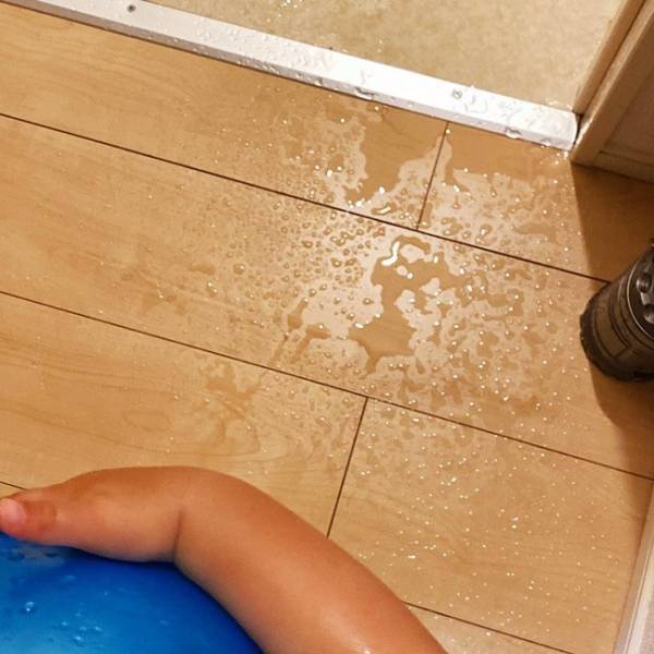 「ウォシュレットいつから出てた…！？」子どものいたずらがハードすぎて絶句。衝撃の現場写真2連発！