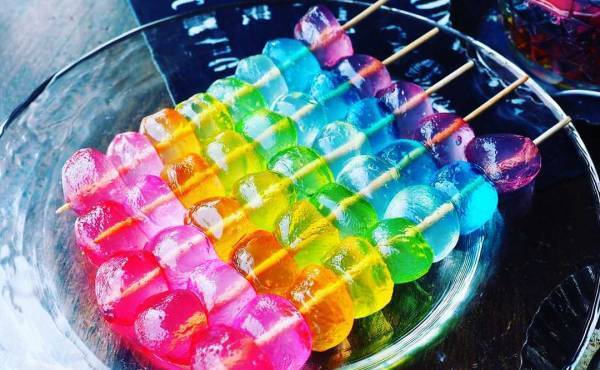 超簡単！夏の映えスイーツ♡100均アイテムで作れる「レインボーわらび餅」