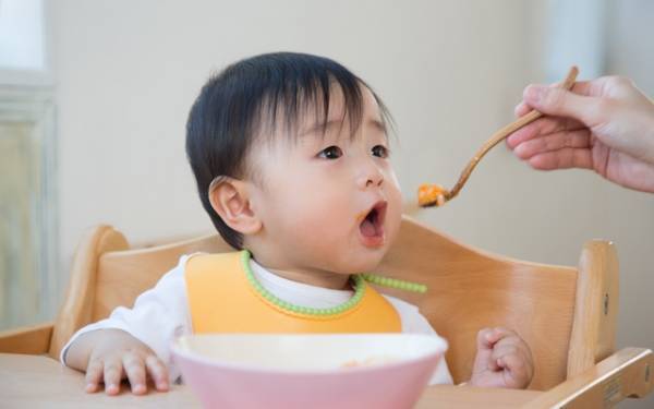 離乳食は遅れてスタートしても挽回できる！？小児科医が紹介する「省エネ育児」【離乳食／後編】