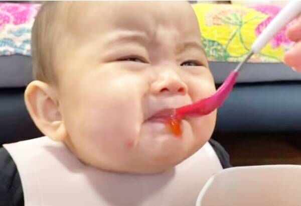 【142万回再生】6カ月の赤ちゃんが初めてのイチゴに挑戦！すっぱい表情がクセになる…！