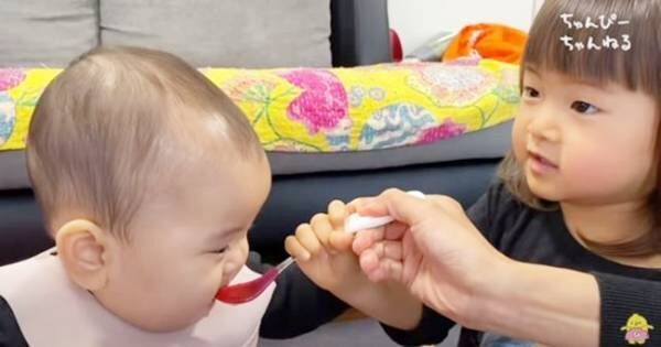 【142万回再生】6カ月の赤ちゃんが初めてのイチゴに挑戦！すっぱい表情がクセになる！