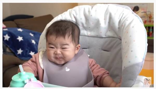 【神回】初めて「みかん」を食べた赤ちゃんの反応が衝撃的！約10万回再生されている胸キュン動画♡