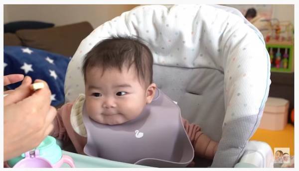 【神回】初めて「みかん」を食べた赤ちゃんの反応が衝撃的！約10万回再生されている胸キュン動画♡