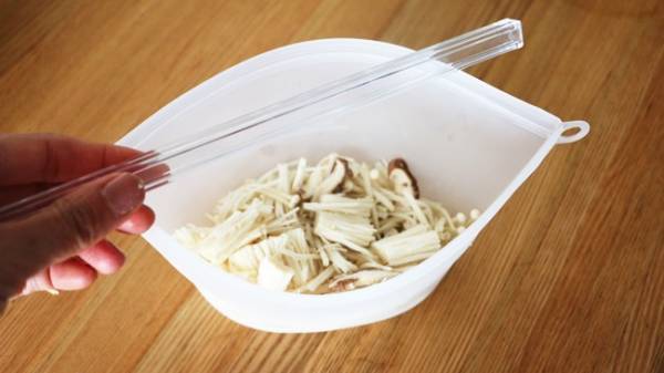 【ダイソー】スタッシャー風！？と話題！自立＆レンチン可能で使い勝手◎な保存袋の活用アイデア