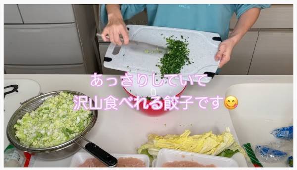 372万回再生！9人目妊娠報告＆210個の餃子と春巻きの大家族晩ごはんがスゴイ！【仲良し大家族】