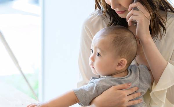 職場から急な呼び出しが！やむを得ず1歳半の子どもを連れて出勤した結果…【子連れ出勤の体験談】