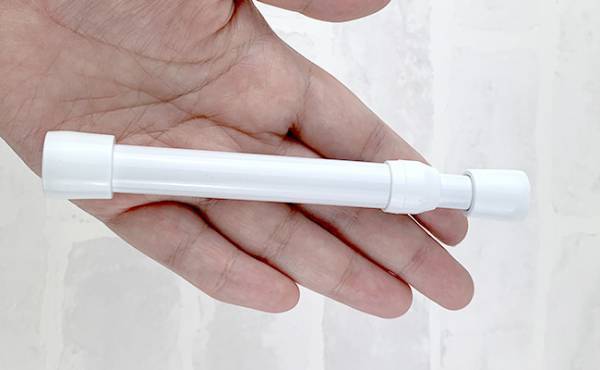 【100均】小さいのにスゴッ！スキマ収納に超使える「ミニつっぱり棒」の活用アイデア5選