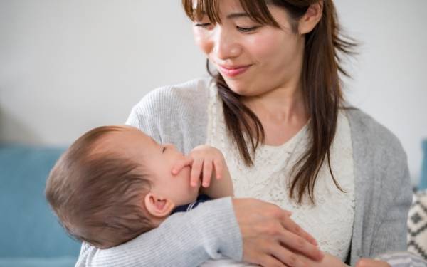 泣かせっぱなしでもOK？抱きグセの心配は？小児科医が紹介する「省エネ育児」／ねんね・ぐずり編