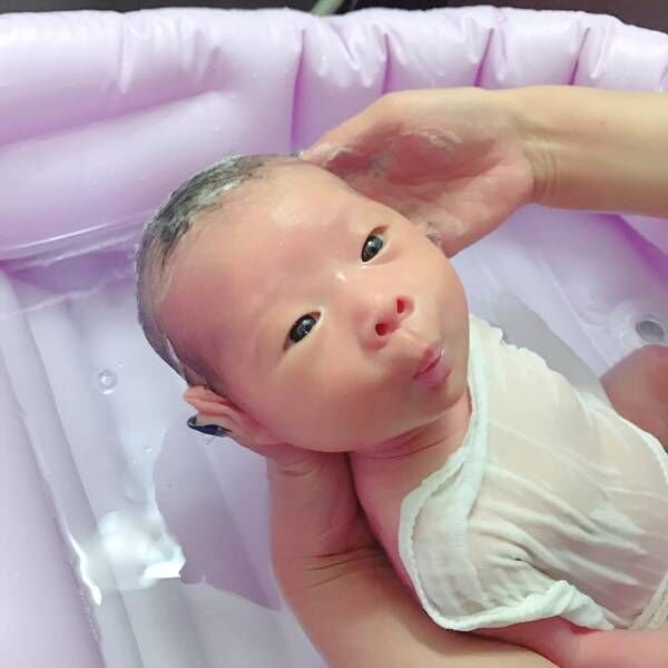 沐浴中の赤ちゃん写真