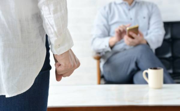 「あなたが言う？」朝からタバコとゲームが日課の夫…。信じられないひと言を放ってきて！？【体験談】