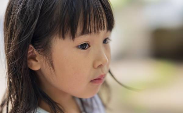 「ごめんね」情緒不安定気味の娘。泣きながら私をたたき、おもちゃを投げつけることも。原因は夫の！？