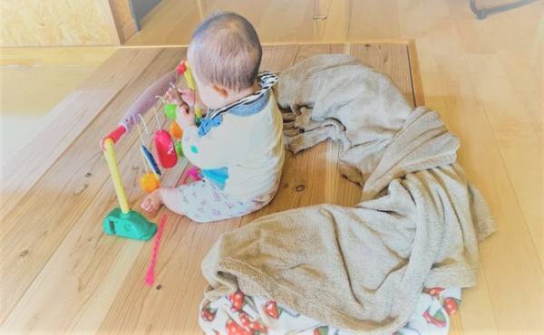 「ヒッ、ヒッ、ヒッ」ひきつるような声が聞こえ慌てて部屋に戻ると…、0歳の娘が思わぬ体勢に！？