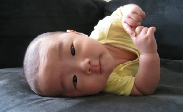 息子が初めて寝返りしたのはまさかの場所！？病院へ連れて行く事態になり大後悔…【体験談】