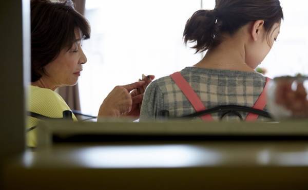 「頼りたくても頼れない…」敷地内同居のメリットなし！？夫の地元でワンオペ新生児育児がつらすぎる！