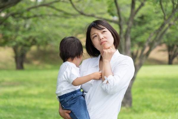 公園に子どもを放置するキラキラママに困惑…。子どものお世話係にロックオンされてしまって！？