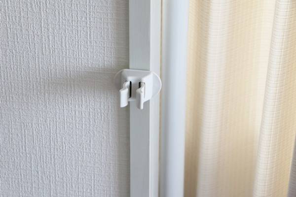 【100均】「考えた人、神だわ…！」つっぱり棒✕フックで簡単★収納アイデアまとめ【ダイソー】