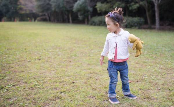 子どもにデニムは要注意！？現役保育士が教える「秋冬の子どもの服装選び」やりがちNGとは？