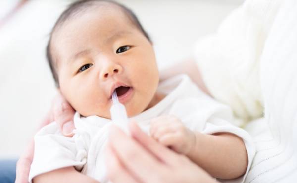 知らずにやってるママ多し！ミルクに薬を混ぜて飲ませるのはNG！赤ちゃんへの正しい薬の与え方とは？