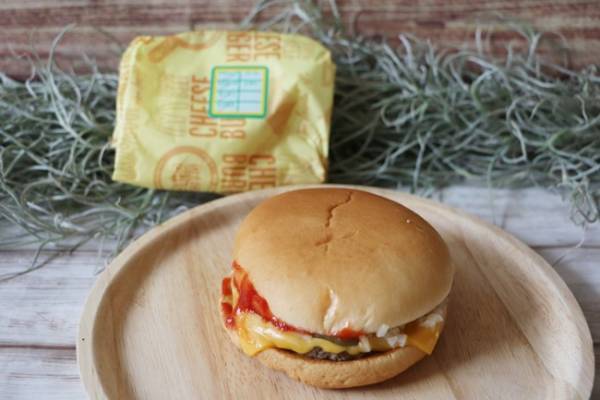 【マクドナルド】ハッピーセットの新作おもちゃがスゴイと話題！無料でできるお得なバーガー裏技も♡