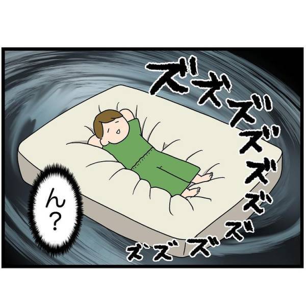 眠いママを起こそうと娘が腕を引っ張った次の瞬間！ママが大絶叫する出来事が起こってしまい