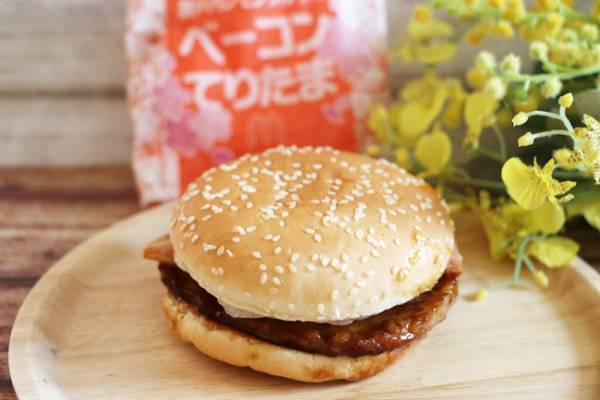 【マクドナルド】期間限定春の新作が超おいしいと話題！映えドリンクや無料でできる裏技も♡