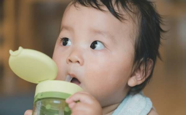 「赤ちゃんへの水分補給」の意外な落とし穴！？月齢別の水分補給の方法を助産師が解説！