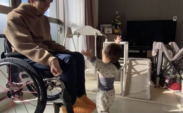 10万回再生！車椅子パパと好奇心旺盛な1歳児がお留守番♩2人のやりとりに「癒される」の声多数！