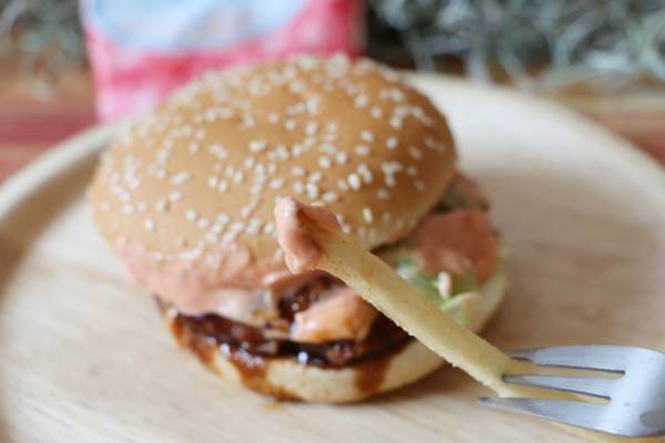 【マクドナルド】大人気商品のご当地新作が話題！あわせて試したい無料でできる裏技も♡