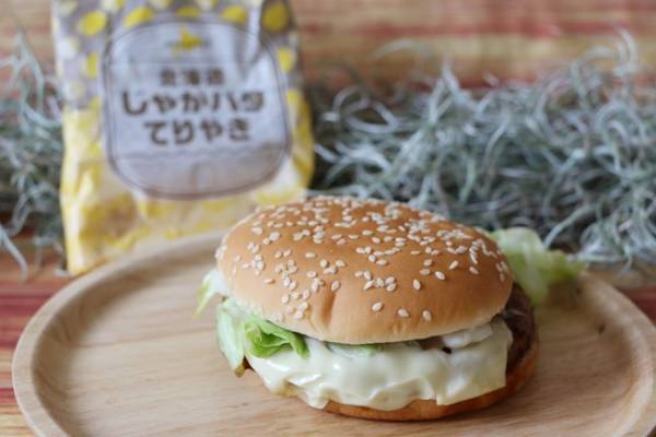 【マクドナルド】大人気商品のご当地新作が話題！あわせて試したい無料でできる裏技も♡