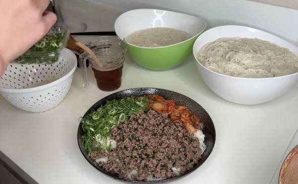 92万回再生！パパ不在中の子ども10人！そうめんの意外なアレンジ法に「まねしたい」の声！