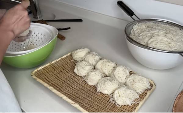 92万回再生！パパ不在中の子ども10人！そうめんの意外なアレンジ法に「まねしたい」の声！